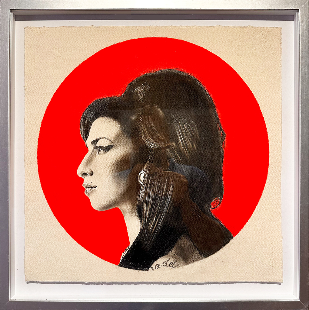 Amy Winehouse. Portrait in Airbrush und Bleistifttechnik auf coloriertes Büttenpapier. Mit Silbernem Holzrahmen.
